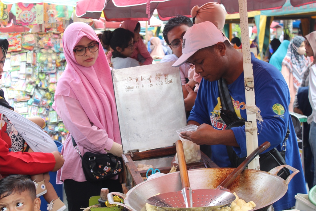 MAMIN: Masyarakat  tumpah ruah di stan pasar minggu sekitar lokasi CFD untuk nikmati jajanan atau makanan minuman. (ERWIN MAULIDIN MAASBACH/ JPRM)