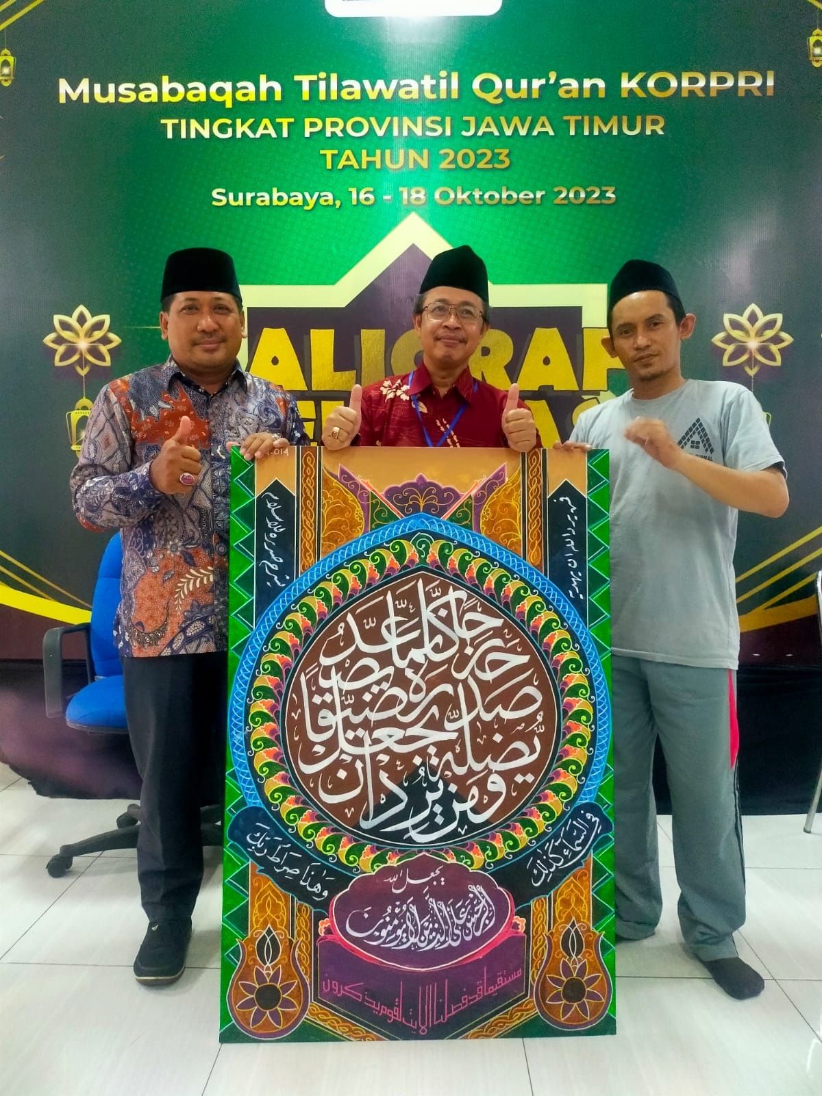MEMBANGGAKAN: Fathorrozy (kanan) menunjukkan lukisan kaligrafi di ajang MTQ Korpri Tingkat Provinsi Jawa Timur, Oktober lalu. (FATHOR UNTUK JPRM)