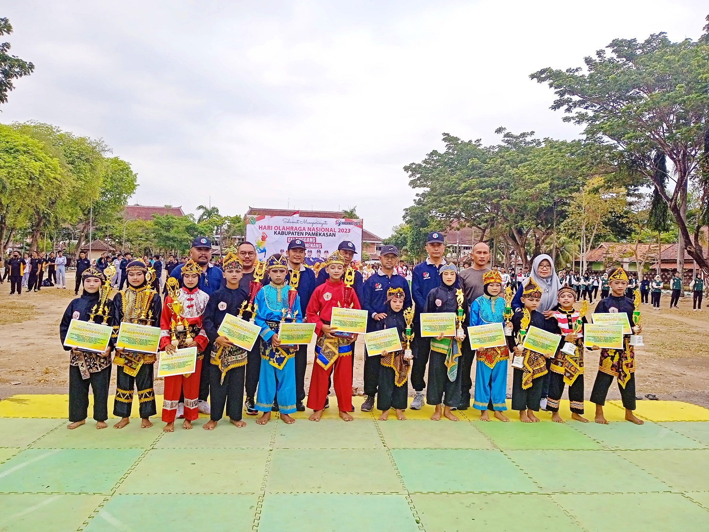 BERPRESTASI: Kepala Disporapar Pamekasan Kusairi (kiri, belakang) bersama jajaran forkopimda dan atlet pencak silat Pamekasan di lapangan Mandhapa Agung Ronggosukowati Jumat (17/11). (FAHMI J./JPRM)