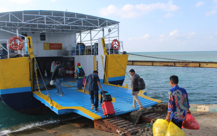TRANSPORTASI LAUT: Pemumpang kepulauan yang hendak menyeberang ke daratan Sumenep masuk kapal feri di Pelabuhan Pulau Raas, Jumat (15/9). (MOH. BUSRI/JPRM)