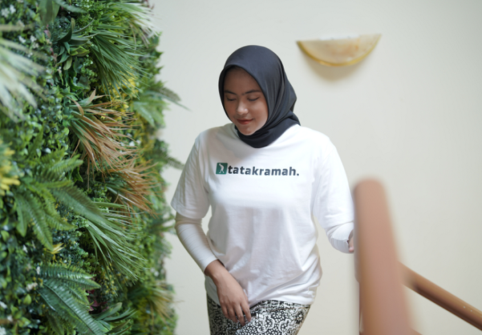 PERCAYA DIRI: Firliana Dewi Savitri menggunakan pakaian t-shirt brand lokal Sabtu (11/11). (ABRAR GHAZY HARDIAN/JPRM)