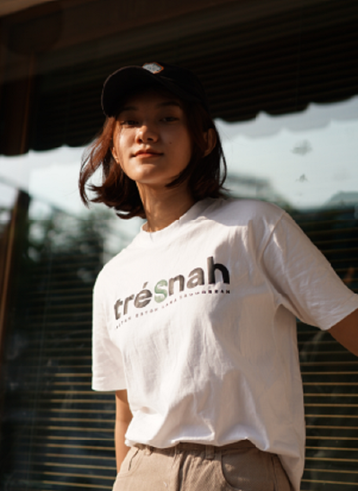 KASUAL: Jamiyatus Syarifah Amalia tampil elegan dengan pemakaian t-shirt brand lokal. (ABRAR GHAZY HARDIAN/JPRM)