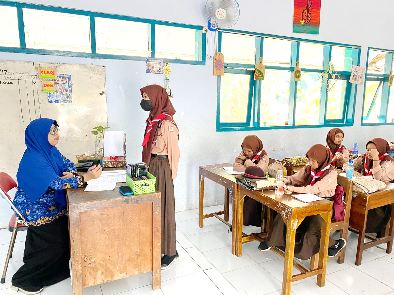 PAHLAWAN TANPA TANDA JASA: Guru Al-Qur&rsquo;an Hadis Nur Anisa membimbing siswa hafalan surah di kelas MTsN Bangkalan Jumat (17/11). (AYU LATIFAH/JPRM)
