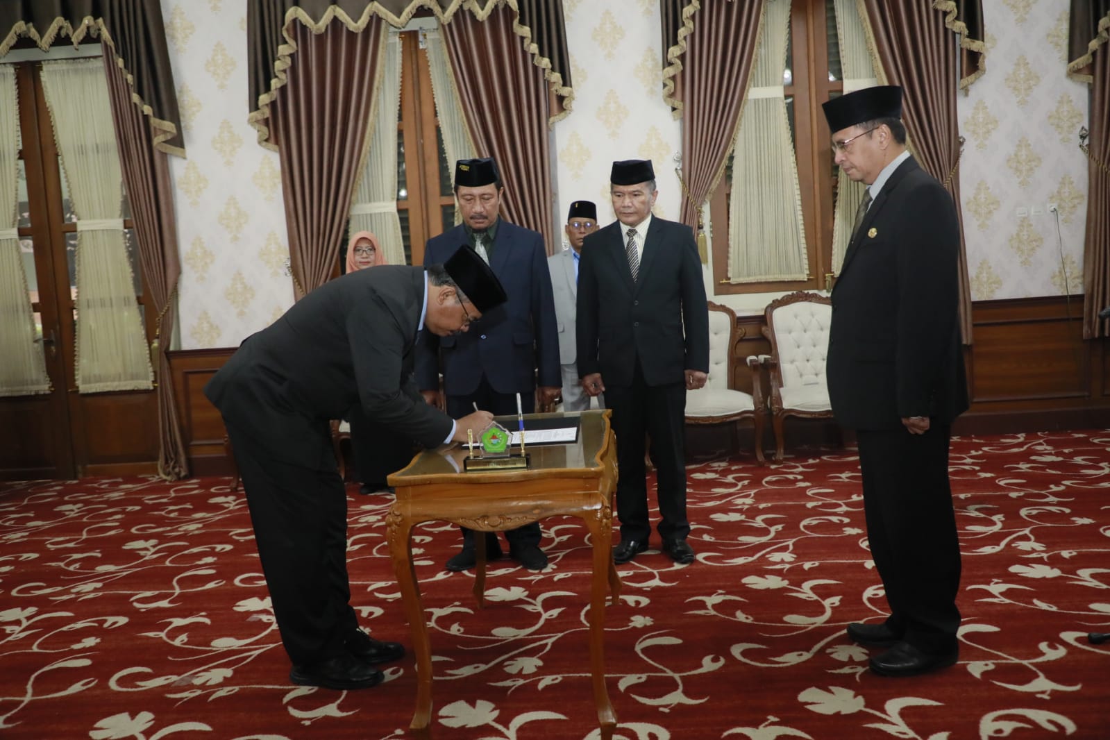 RESMI: Achamad Faisol menandatangani SK pengangkatan dirinya sebagai Pj Sekkab di hadapan Pj Bupati Pamekasan Masrukin, Jumat (17/11). (PROKOPIM UNTUK JPRM)