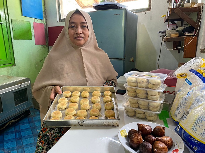 KREATIF: Sri Hayati menunjukkan bakpia buatannya di rumahnya, Kelurahan Demangan, Kecamatan Kota Bangkalan, Sabtu (18/11). (AYU LATIFAH/JPRM)