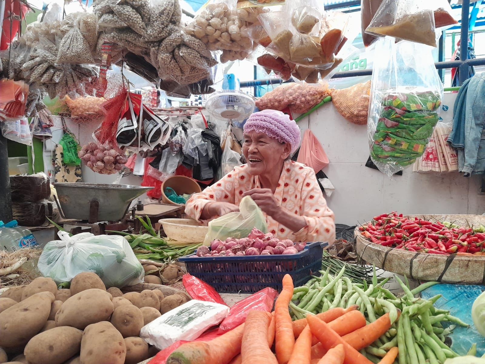 PASAR TRADISIONAL: Salah seorang pedagang menunggu pembeli di kios sayur Pasar Ganding, Sumenep, pekan lalu. (MOH. BUSRI/JRPM)