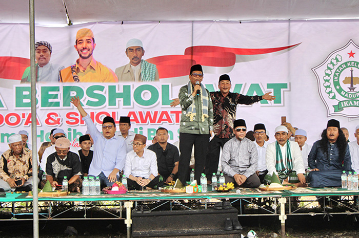 PUTRA DAERAH: Mahfud MD menyampaikan sambutan dan pesan kepada masyarakat yang hadir dalam acara salawat bersama Ikama di Desa Petapan, Kecamatan Labang, Bangkalan. (JUPRI/JPRM)