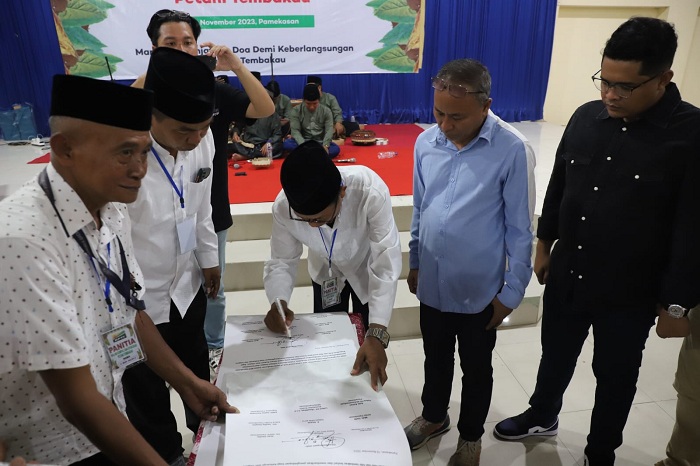 KOMPAK: Penandatanganan petisi penolakan RPP Kesehatan oleh APTI Cabang Pamekasan, Sabtu (18/11). (APTI PAMEKASAN UNTUK JPRM)