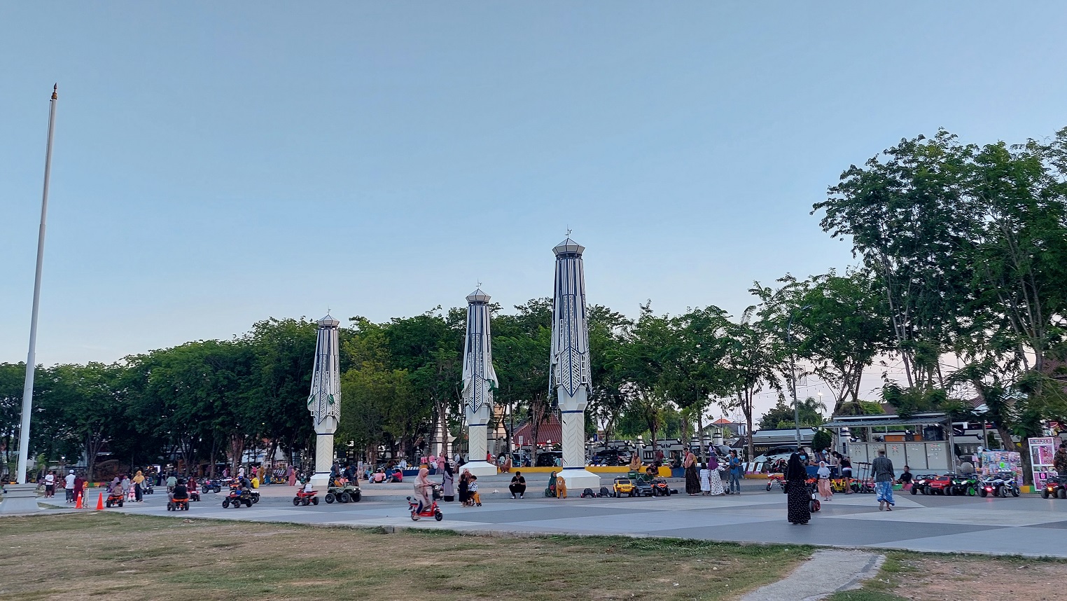 BERSANTAI: Warga menikmati suasana sore di Alun-Alun Trunojoyo, Sampang, Minggu (19/11). (JUNAIDI PONDIYANTO/JPRM)