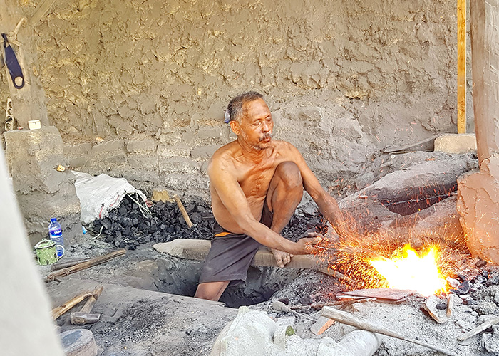 KERAS: Haderi memanasi baja di tempat kerjanya di Dusun Pandiyan, Desa Blumbungan, Kecamatan Larangan, Pamekasan. (LAILIYATUN NURIYAH/JPRM)