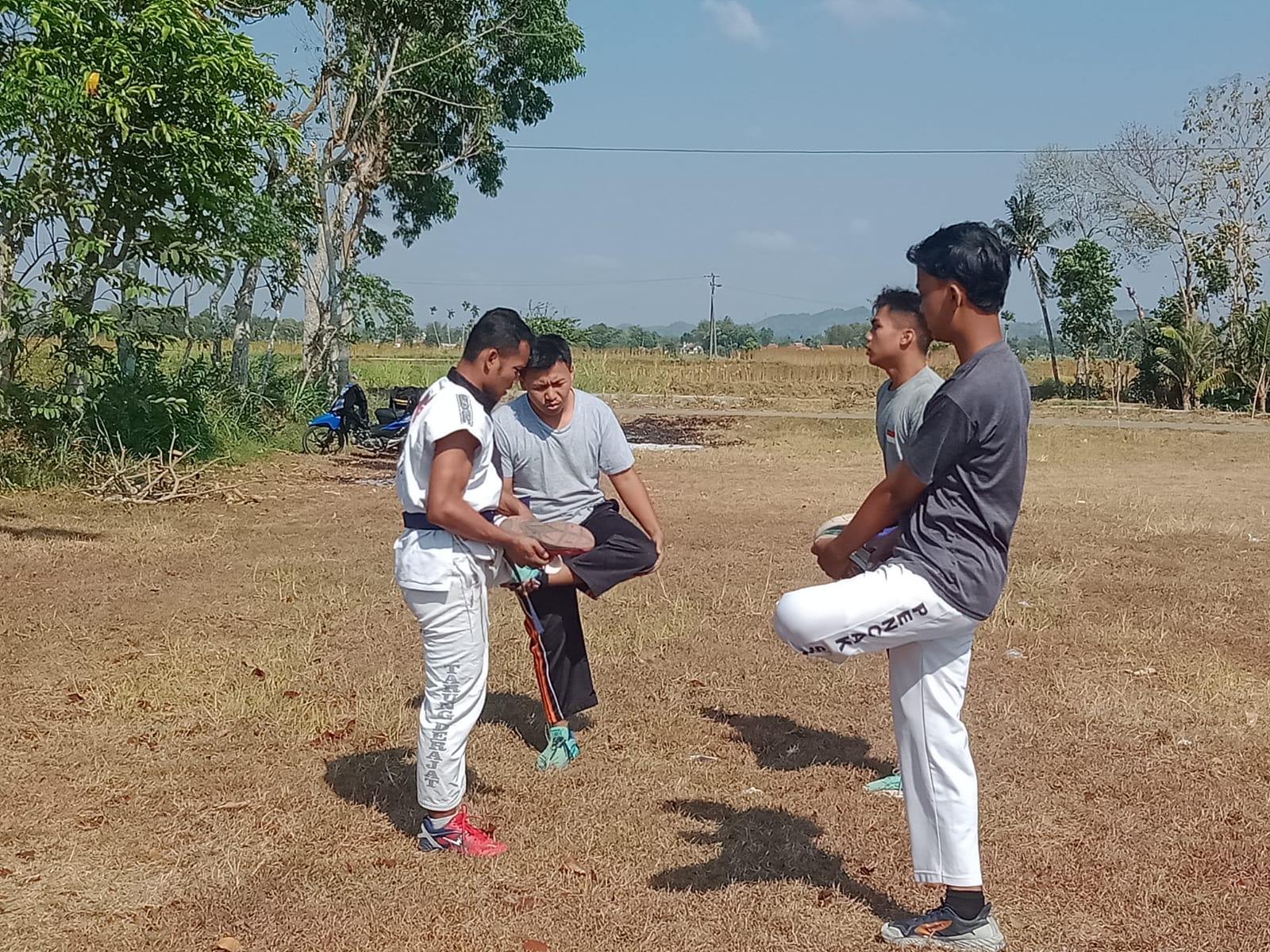 GIAT: Atlet tarung derajat berlatih di di Kecamatan Pakong, Jumat (17/11). (TARUNG DERAJAT UNTUK JPRM)