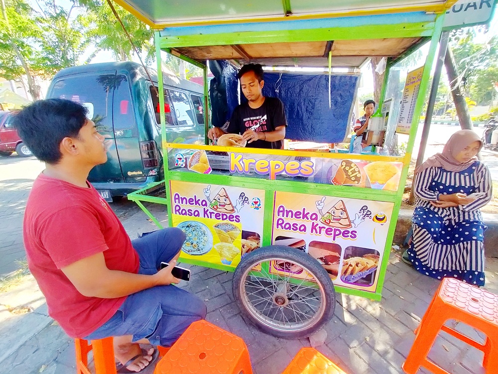 PRODUKTIF: Pedagang terang bulan melayani pembeli di halaman Stadion Gelora Bangkalan, Senin (20/11). (VIVIN AGUSTIN HARTONO/JPRM)
