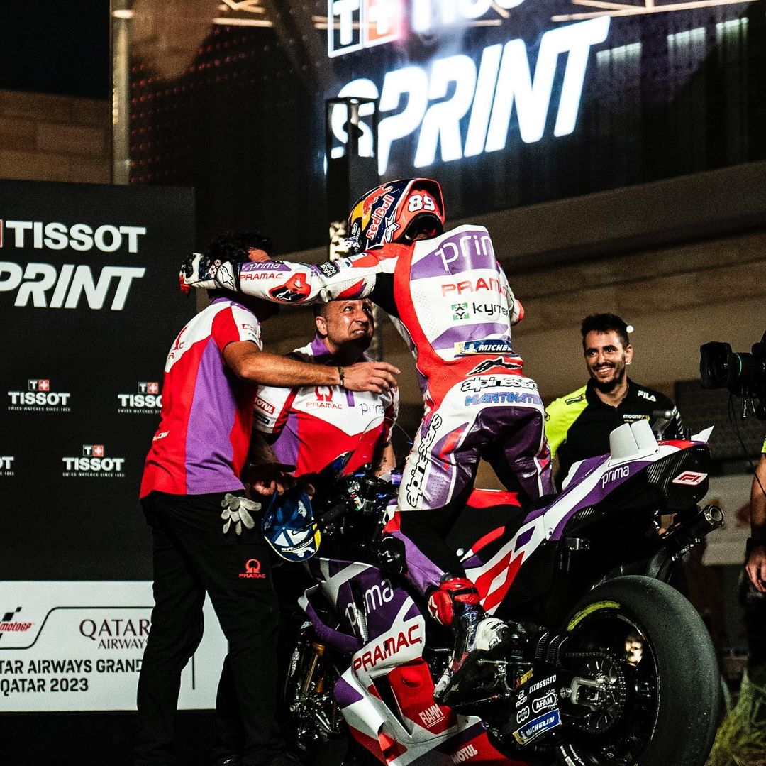 HANGAT: Pembalap Prima Pramac Racing Jorge Martin disambut beberapa kru yang menunggunya di podium. (IG: @89jorgemartin)
