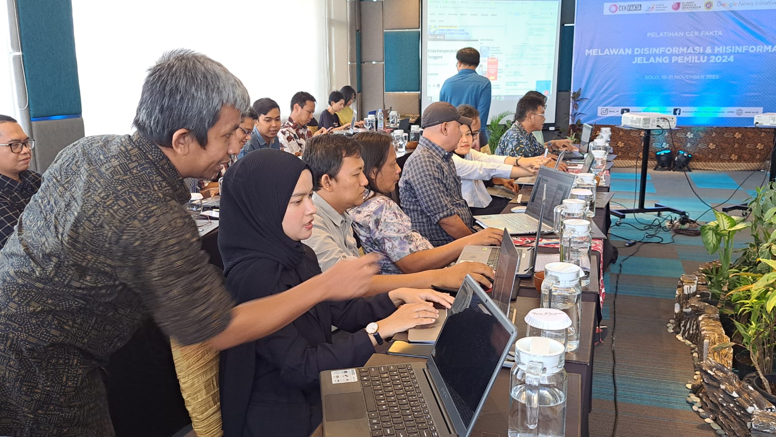 PRAKTIK: Peserta cek fakta mengerjakan berbagai tugas dari mentor.