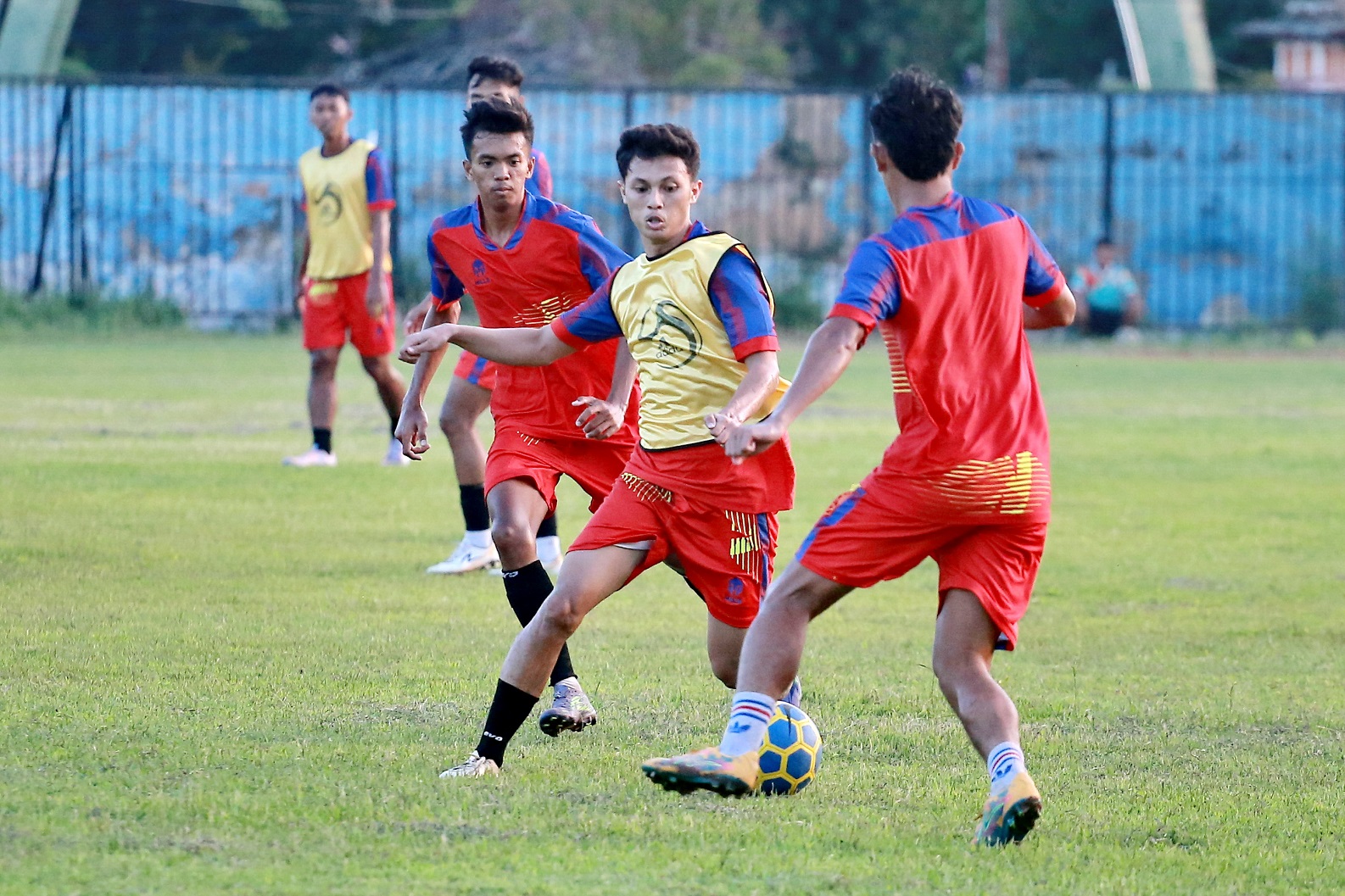 FOKUS: Pemain Perssu Madura City berlatih di GOR A. Yani Sumenep pada Kamis (2/11). (PERSSU UNTUK JPRM)