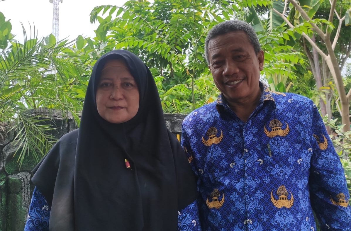 DUKUNG PENUH: Kepala SMAN 2 Sampang Dra. Lely Herawati, M.MPd (kiri) berfoto bersama Kepala SMAN 1 Kedungdung Moh. Sulaiman, S.Pd., M.Si Sabtu (18/11). (SUKARNO/JPRM)