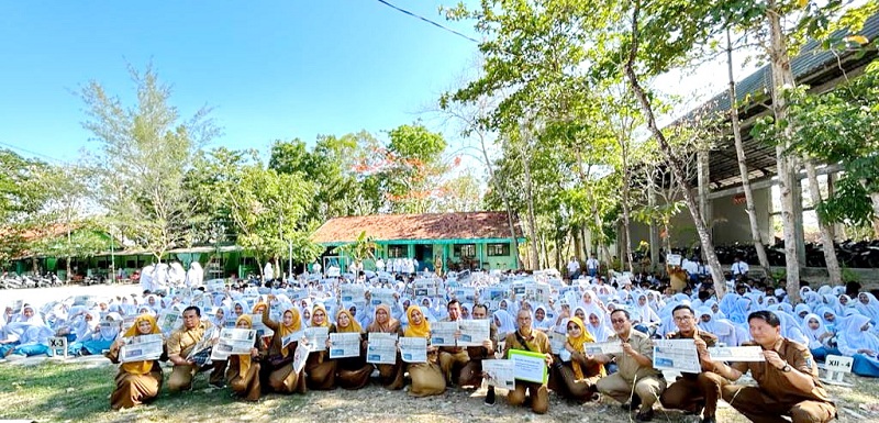 KOMPAK: Guru dan siswa SMAN 1 Torjun Sampang menunjukkan balot dukungan untuk Mustakim Senin (20/11). (SUKARNO/JPRM)