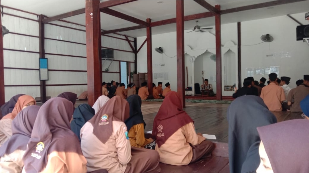 JALUR LANGIT: Siswa mengikuti kajian kitab di musala SMA Raudlatul Amien Ketapang, Sabtu (18/11). (SMA RAUDLATUL AMIEN KETAPANG UNTUK JPRM)