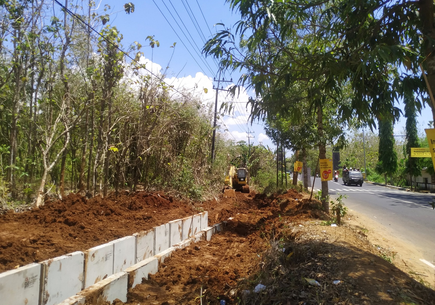 TANPA AWAK: Alat berat di lokasi proyek normalisasi saluran pembuangan air di Jalan Raya Lenteng, Desa Torbang, Kecamatan Batuan, Senin (20/11). (HERIVIYA YUVI/JPRM)