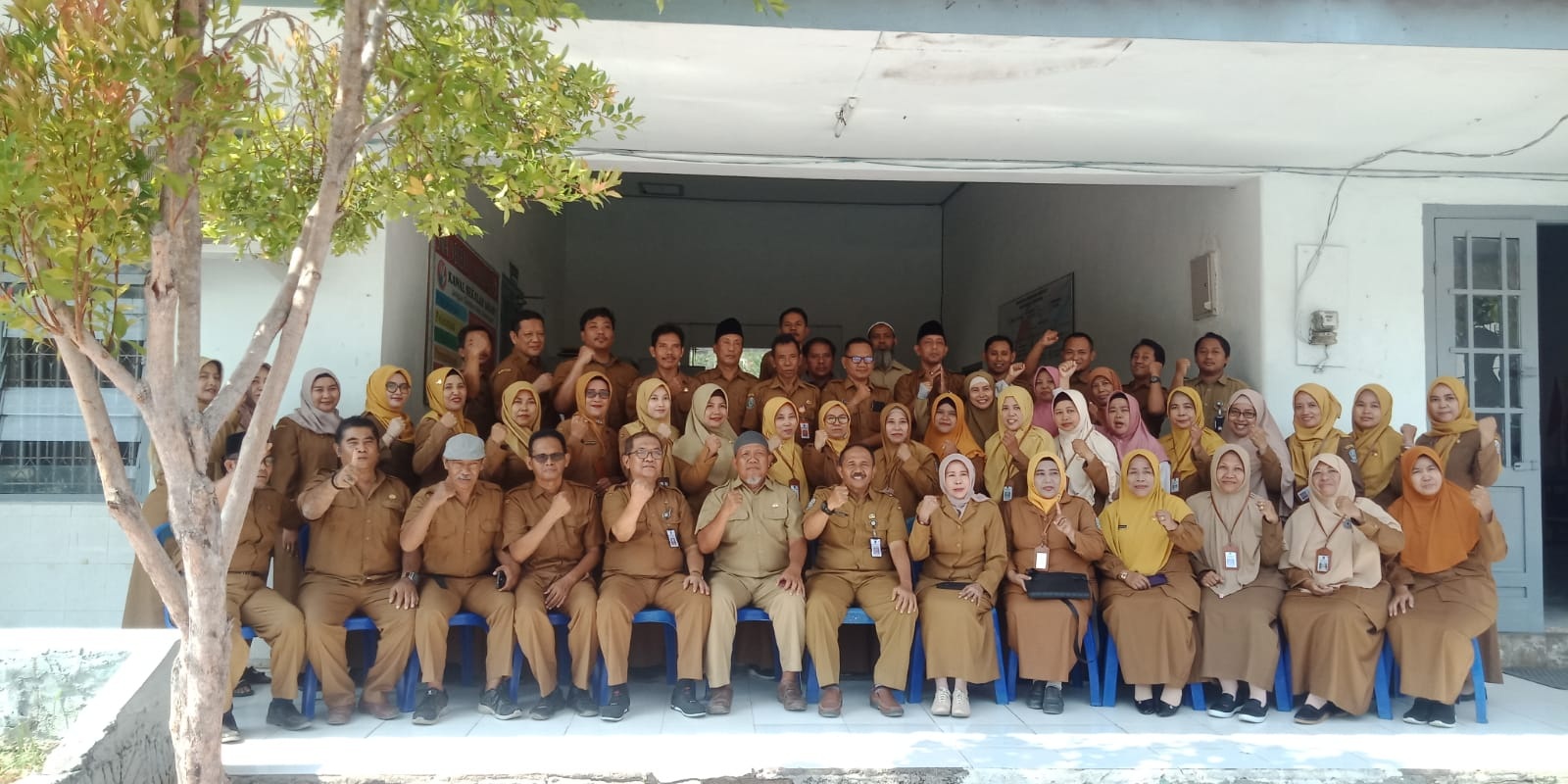 KOMPAK: Keluarga besar SMAN 1 Sampang berfoto bersama dukung Mustakim di MA 2023. (SMAN 1 SAMPANG UNTUK JPRM)