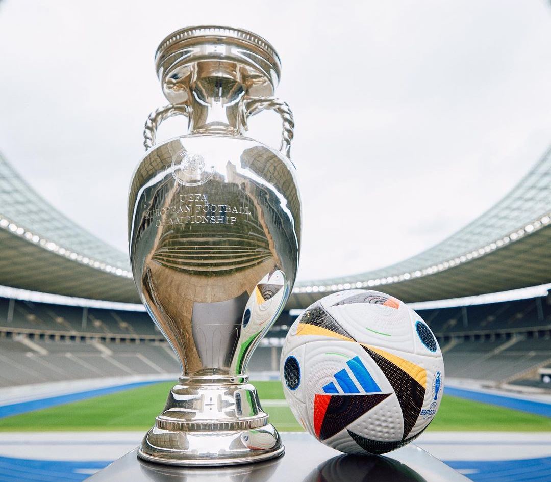 BERSIAP: Bola resmi dan trofi siap diperebutkan oleh 24 tim peserta EURO 2024. (IG: @uefa_official)