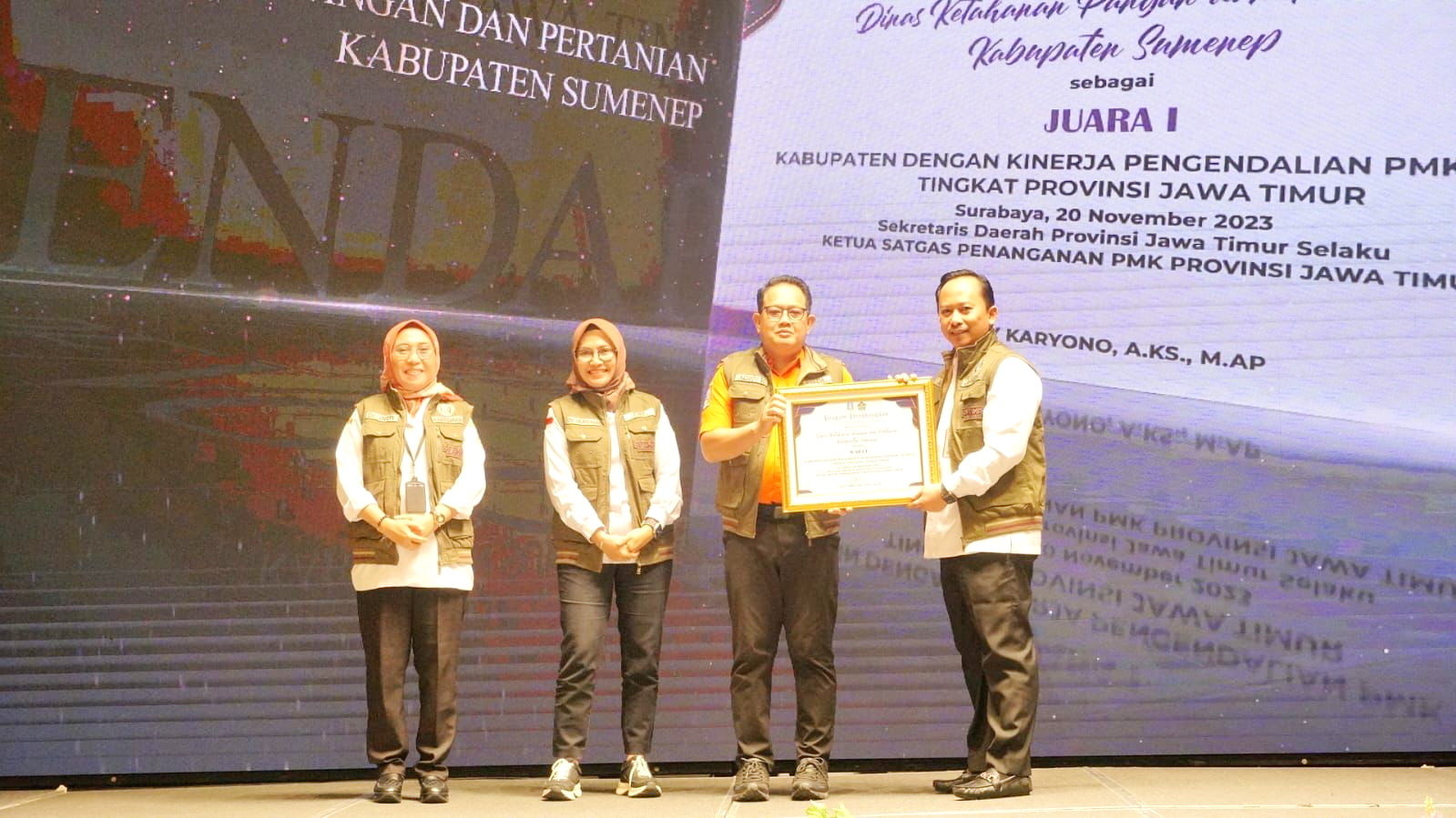 INSPIRATIF: Sekdaprov Jatim Adhy Karyono memberikan penghargaan kepada Kepala DKPP Arif Firmanto bersama Direktur Keswan Kementan Dr. drh. Nuryani Zainuddin, dan Kadis Peternakan Jatim Indyah Aryani