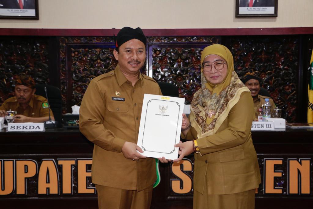 MEMBANGGAKAN: Wabup Sumenep Dewi Khalifah memberikan penghargaan secara simbolis kepada Kepala DKPP Arif Firmanto (kiri) sebagai perangkat daerah berprestasi dalam implementasi SAKIP, Senin (20/11).