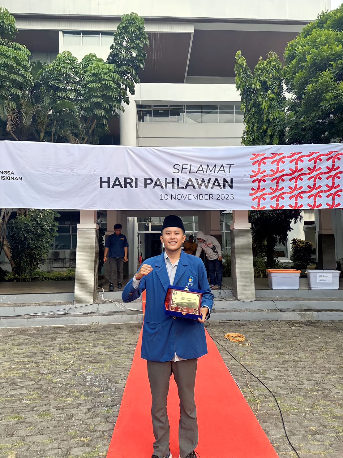 BERPRESTASI: Rafly Zaka Rulloh berpose setelah menerima penghargaan sebagai mahasiswa berprestasi di ITS Surabaya. (RAFLY ZAKA RULLOH UNTUK JPRM)