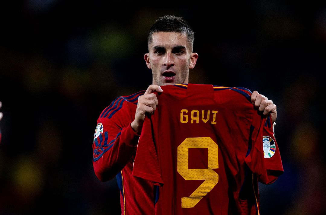 RESPECT: Ferran Torres melakukan selebrasi bersama jersey Gavi yang mengalami cedera ACL. (IG: @sefutbol)