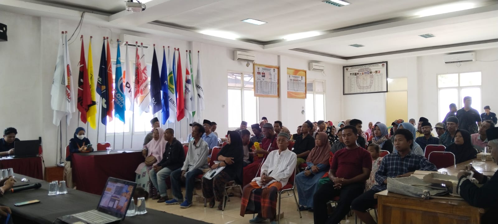 DIRANGKUL: Kaum difabel di Bangkalan mengikuti sosialisasi tahapan Pemilu 2024 di kantor KPU Bangkalan, Selasa (21/11). (KPU BANGKALAN UNTUK JPRM)