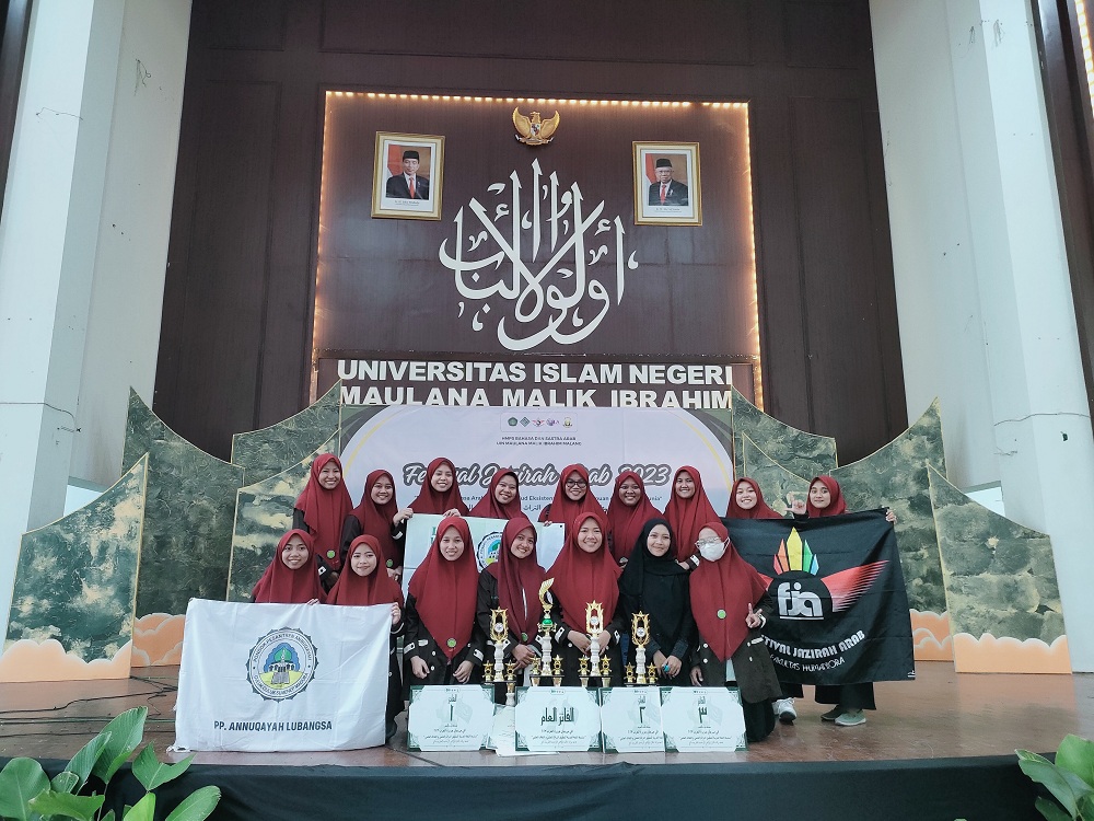 MEMBANGGAKAN: Santri Ponpes Annuqayah Lubangsa Putri Guluk-Guluk, berfoto bersama setelah dinobatkan juara umum FJA XI tingkat nasional di UIN Maulana Malik Ibrahim Malang, Rabu (1/11). (FAIZATIN)