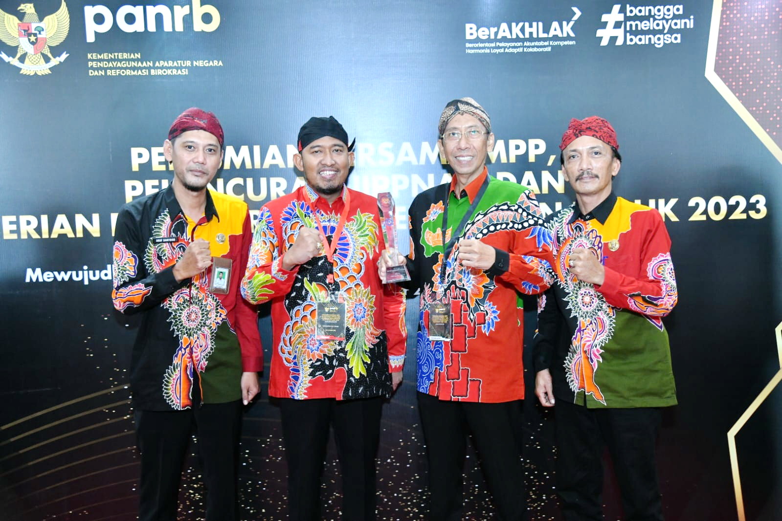 BANGGA: Inovator Arif Santoso, Bupati Sumenep, Kepala Diskominfo, dan Kabid TI Kominfo berfoto bersama seusai menerima penghargaan Top 45 Inovasi Pelayanan Publik dari Menteri PAN-RB, Selasa (21/11).
