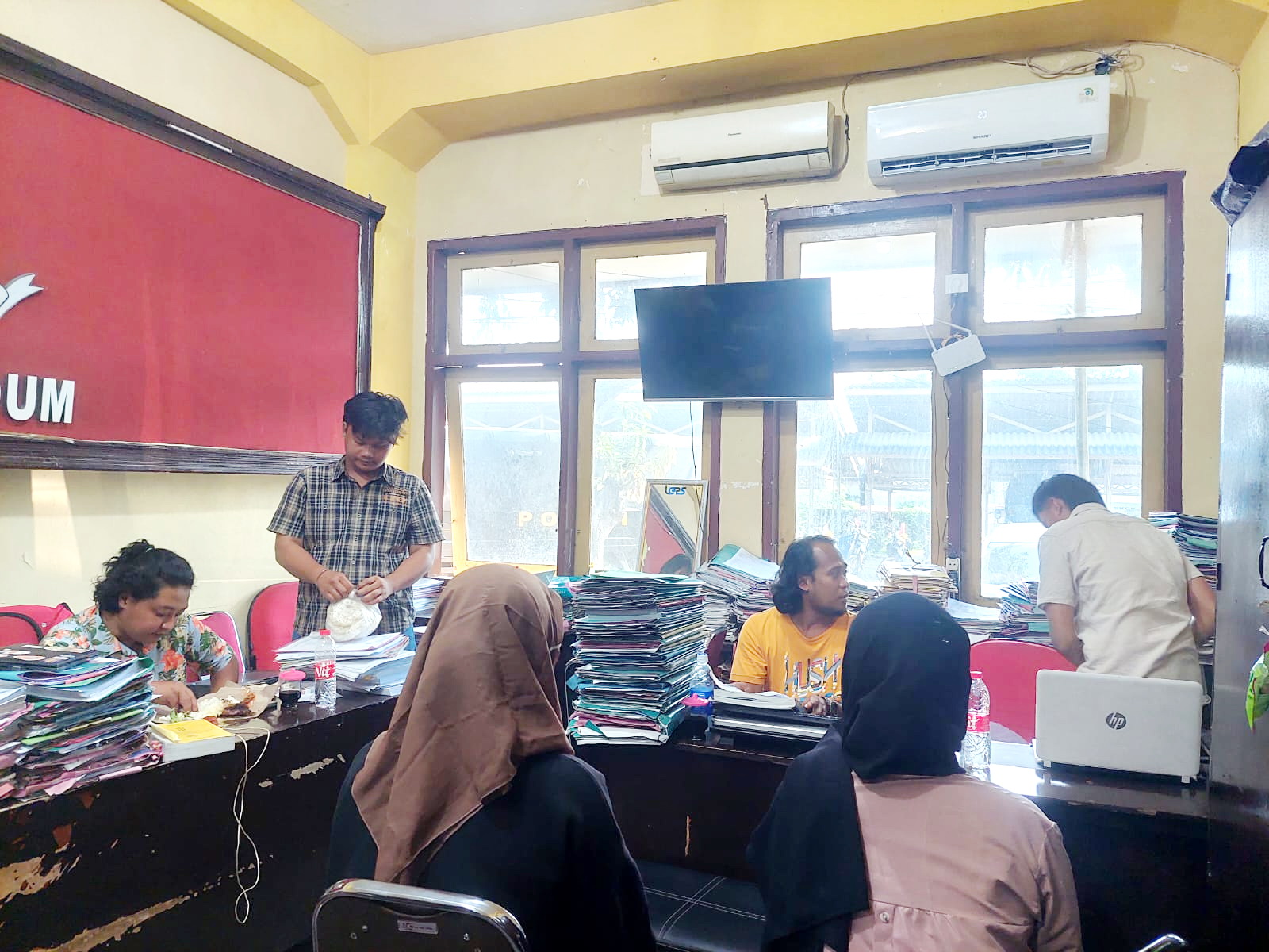 DIPERIKSA: Korban dugaan pencabulan di Kecamatan Bangkalan dimintai keterangan di Mapolres Bangkalan, Selasa (24/10). (ZEINAL ABIDIN/JPRM)