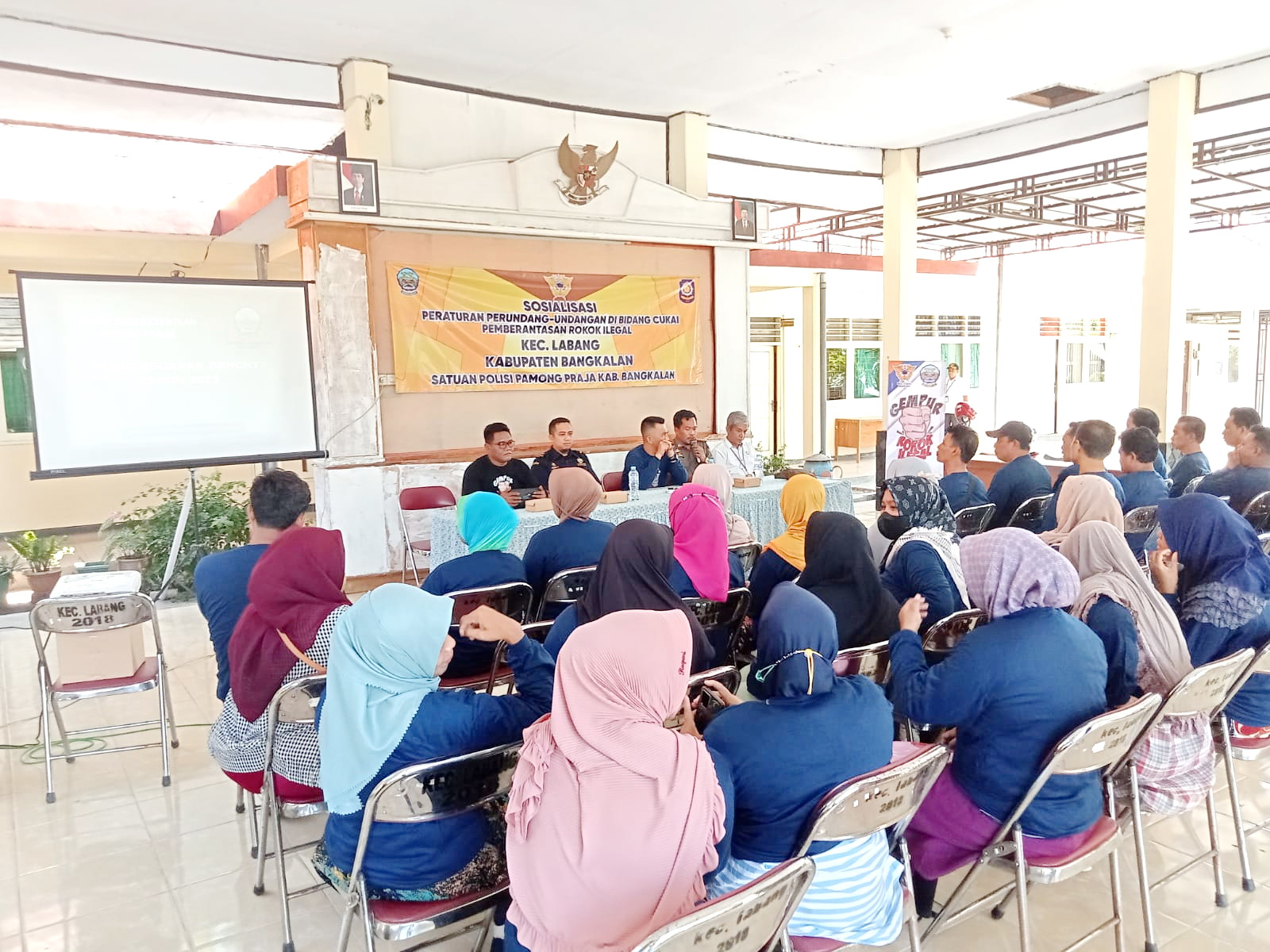 TINGKATKAN PENGETAHUAN: Pelaku usaha mengikuti sosialisasi peraturan perundang-undangan bidang cukai di Kecamatan Labang, Rabu (22/11). (SATPOL PP BANGKALAN UNTUK JPRM)