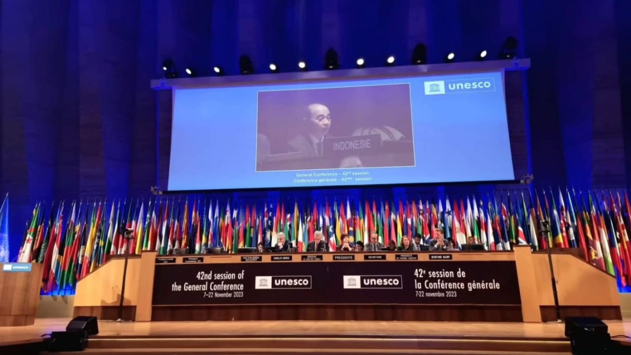 LUAR BIASA: Bahasa Indonesia disetujui menjadi bahasa resmi ke-10 dalam sidang umum UNESCO di Paris.