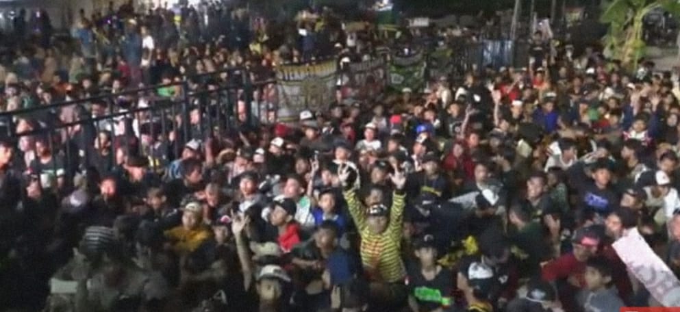 SESAK: Para peserta khusuk mengikuti sholawat kebangsaan bersama jemaah hadrah Semut Ireng dari Semarang di Bangkalan.