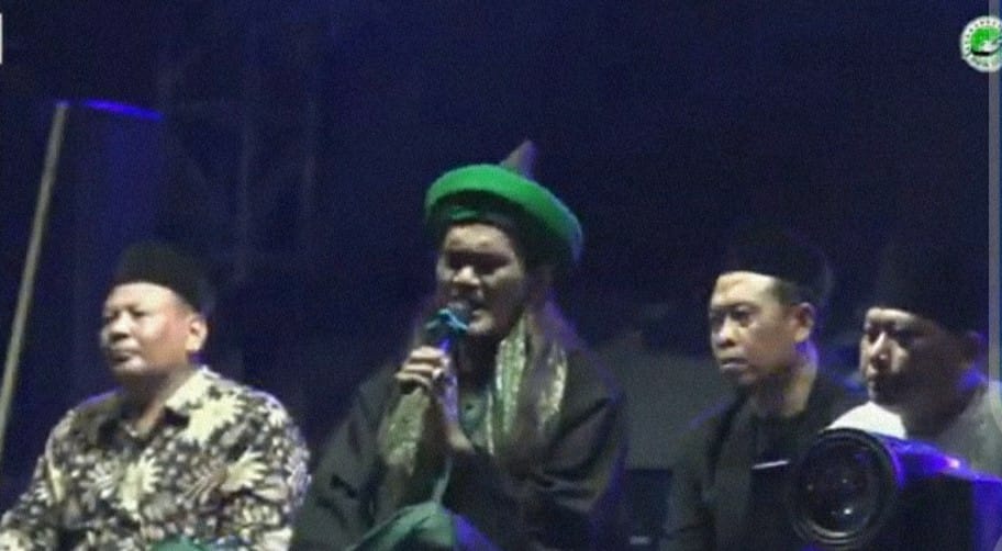 BERI TAUSIYAH:  KH. Muhammad Ali Shodiqin saat menghadiri sholawat kebangsaan di Lapangan Pesanggrahan, Kwanyar, Bangkalan Selasa (22/11).