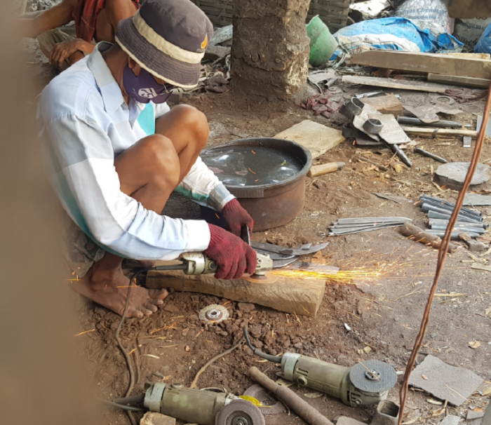 PRODUKSI: Marwi saat menghaluskan celurit setelah ditempa di Desa Blumbungan, Kecamatan Larangan, Sabtu (18/11). (LAILIYATUN NURIYAH/JPRM)