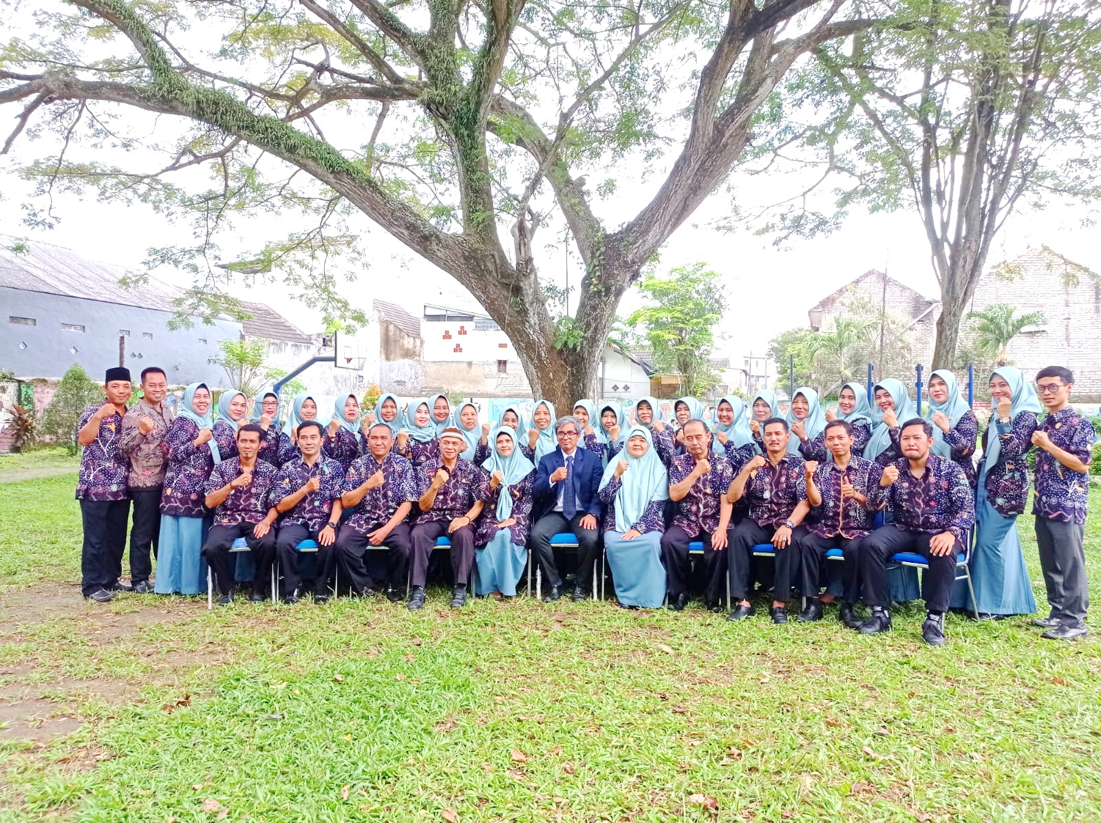 SIAP MEMBINA SISWA: Guru SMAN 3 Bangkalan berfoto bersama di halaman sekolah. (SMAN 3 BANGKALAN UNTUK JPRM)