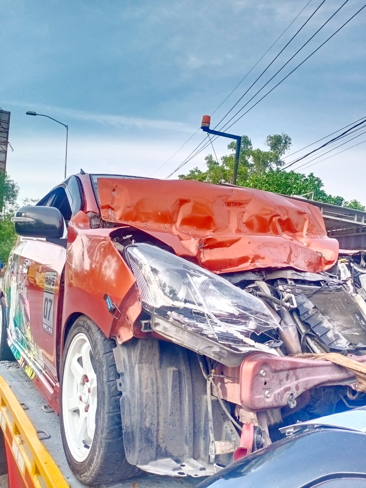 RUSAK BERAT: Mobil Daihatsu Ayla yang terlibat laka lantas di Jembatan Surmadu dievekuasi, Kamis (23/11). (SATLANTAS UNTUK JPRM)