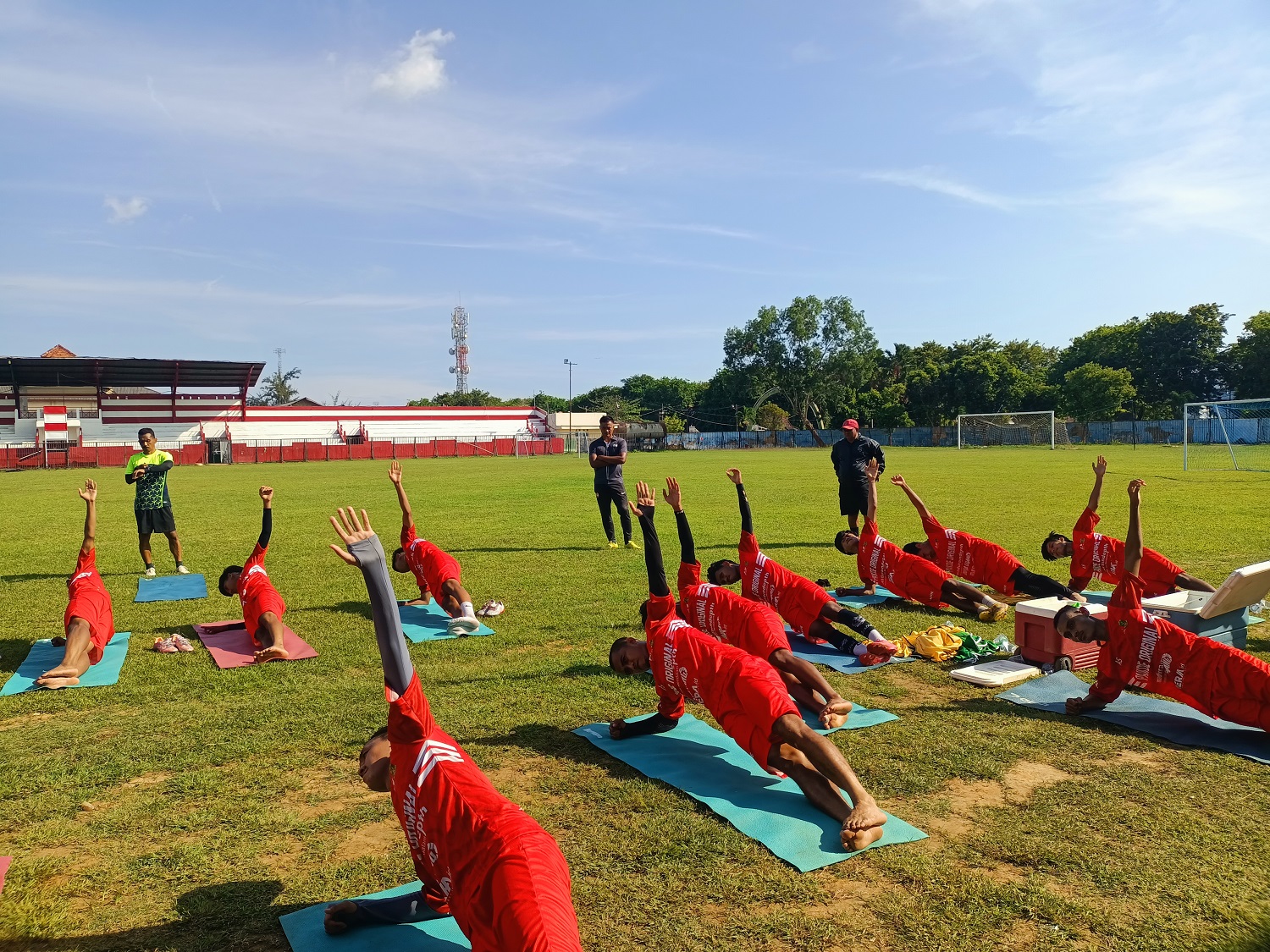 PENGUATAN FISIK: Pemain Perssu Madura City sedang latihan rutin di Stadion A. Yani, Desa Pabian, Kecamatan Kota Sumenep, Rabu (22/11). (MOH IQBAL/JPRM)