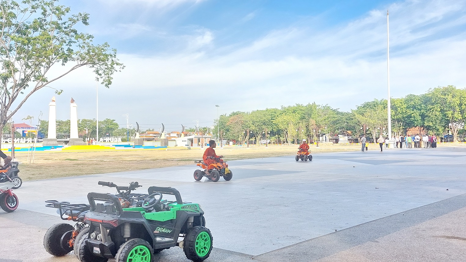 RUANG TERBUKA: Anak mengendarai mobil-mobilan di Alun-Alun Trunojoyo, Sampang, Rabu (22/11). (JUNAIDI PONDIYANTO/JPRM)