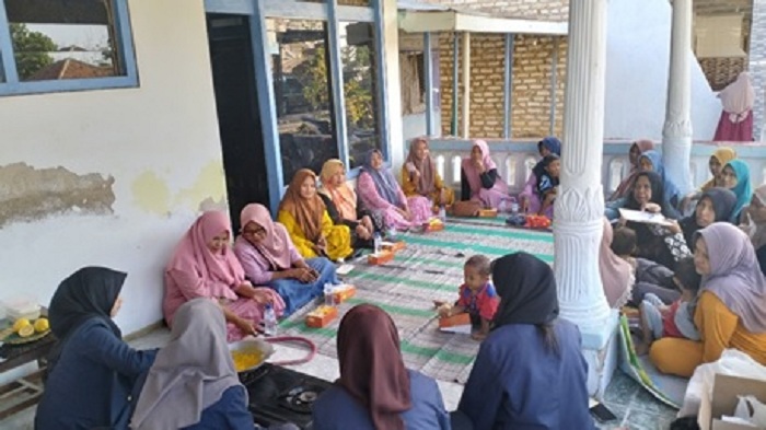 MENYIMAK: Warga mengikuti pelatihan pembuatan selai mangga di Desa Dasok, Minggu (20/11).