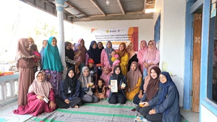 SEMANGAT: Mahasiswa kelompok MBKM KKN-T UTM 2023 bersama warga Desa Dasok setelah pelatihan pembuatan selai mangga sebagai produk olahan di Desa Dasok, Minggu (20/11). (FOTO KKN-T UTM 2023 UNTUK JPRM)