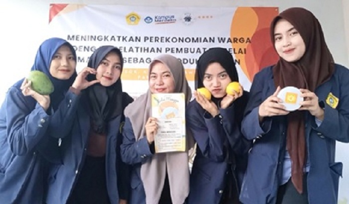 SEMRINGAH: Lima mahasiswi yang tergabung dalam MBKM KKN-T UTM 2023 berfoto bersama usai memberikan pelatihan pembuatan selai mangga di Desa Dasok, Minggu (20/11).  &nbsp;