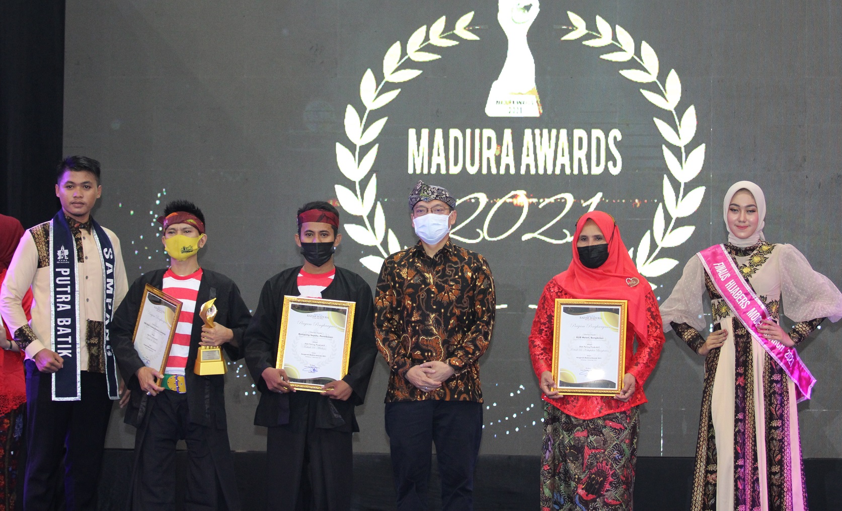 BERSYUKUR: Hamidah (dua dari kanan) mendapat penghargaan IKM Produktif Madura Awards 2021 di Poltera pada Jumat, 3 Desember 2021. (VIVIN AGUSTIN HARTONO/JPRM)