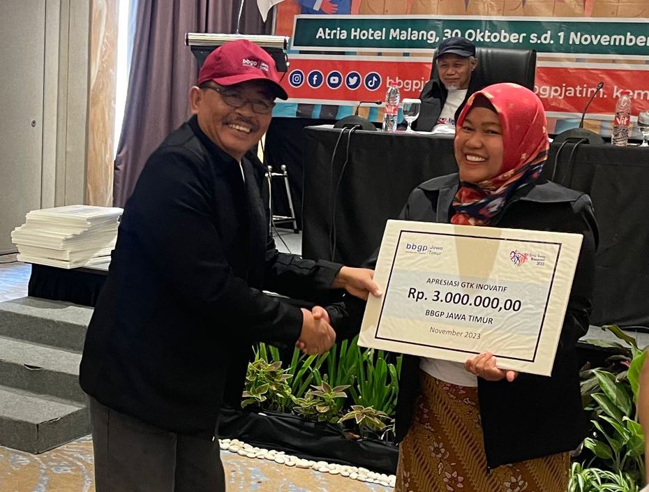 MEMBANGGAKAN: Widayanti menerima Apresiasi GTK Inovatif dari BBGP Jatim di Atria Hotel, Malang, Rabu (1/11). (WIDAYANTI UNTUK JPRM)