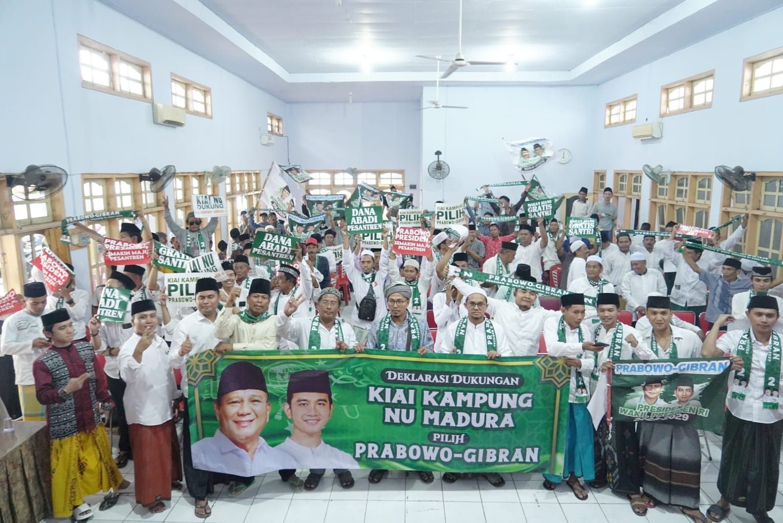 DEKLARASI: Ratusan Kiai kampung NU Kabupaten Sampang Madura mendeklarasikan dukungan terhadap Prabowo-Gibran Sabtu (25/11).