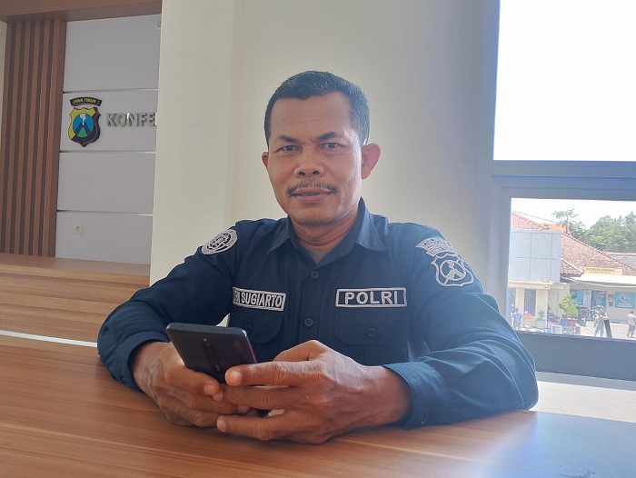 BERTUGAS: Kasihumas Polres Pamekasan Iptu Sri Sugiarto saat ditemui di ruang kerjanya, Selasa (3/10). (UBAIDILLAHIR RA&rsquo;IE/JPRM)