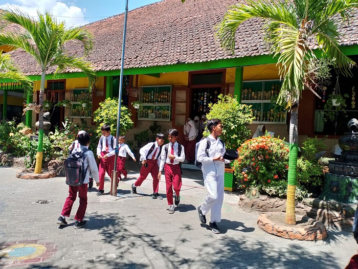 PULANG SEKOLAH: Siswa SDN Bugih 3 berada di halaman sekolah, Senin (20/11). (UBAIDILLAHIR RA&rsquo;IE/JPRM)